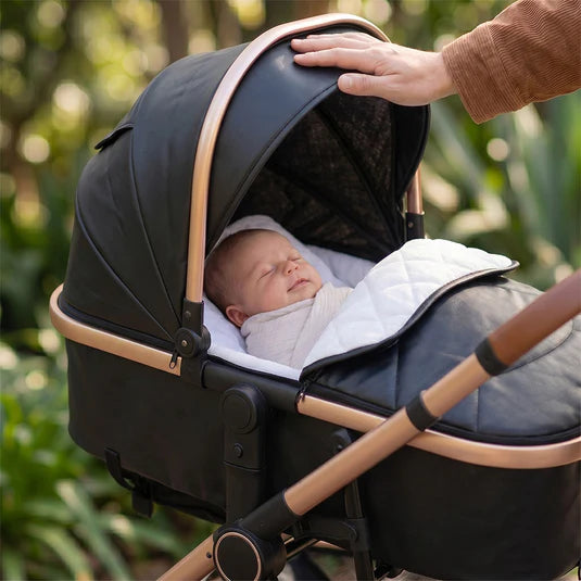 bebe dort dans la poussette
