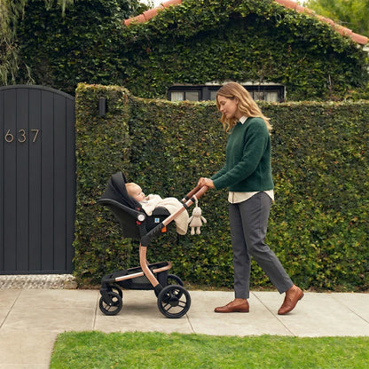 maman promene son bebe dans la rue devant 6 3 7
