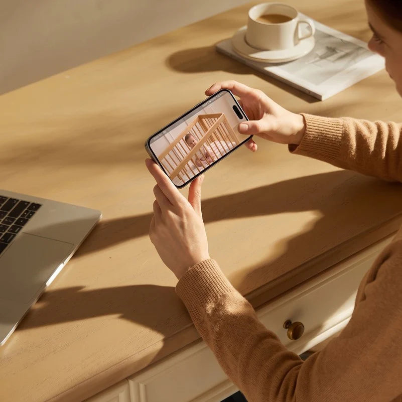 maman surveille son bebe sur son telephone grace au babyphone kaalino