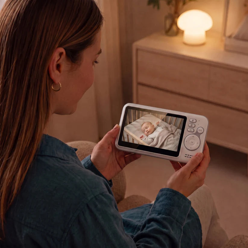 maman surveille bebe avec l'ecran du babyphone kaalino
